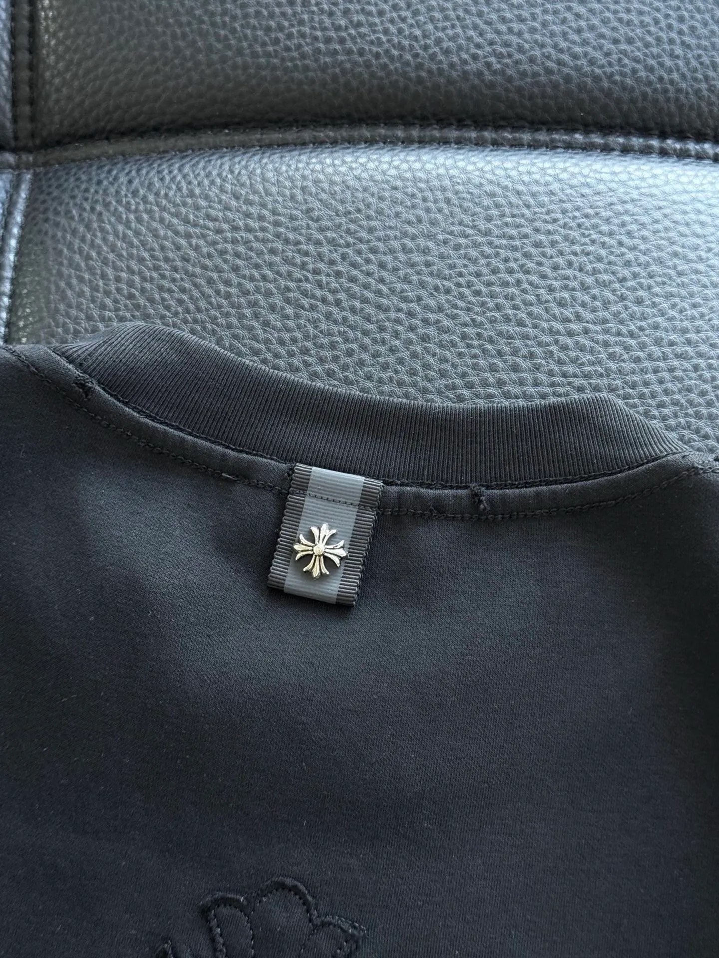 P426 Chrome Hearte CH new cross horseshoe Chrome Heart Sanskrit three-dimensional patchwork show craftsmanship, washed and frayed, double-sided cotton fabric, custom-dyed in the same vat with special bold 32-count double-strand 1X1 thread. .Light luxury, a must-have item for daily commuting for men and women.  Color: Black White Size: M~3x Style No.: 3589
